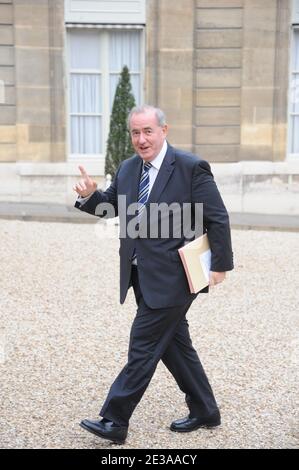 Il Ministro francese degli Affari urbani Maurice Leroy partecipa al primo consiglio settimanale del nuovo Governo al Palazzo Elysee a Parigi, Francia, il 17 novembre 2010. Foto di Mousse/ABACAPRESS.COM Foto Stock