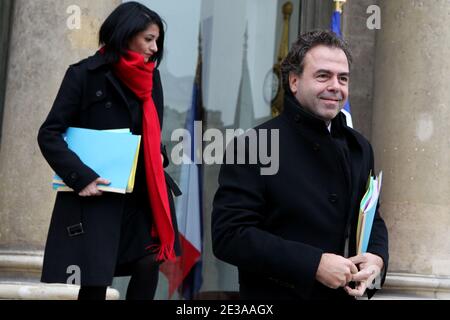 Il 17 novembre 2010, a Parigi, Francia, il nuovo ministro francese della Gioventù e delle organizzazioni di volontariato Jeannette Bougrab e il ministro francese dell'Istruzione Luc Chatel lasciano il Palazzo Elysee dopo il consiglio del gabinetto settimanale. Foto di Stephane Lemouton/ABACAPRESS.COM Foto Stock