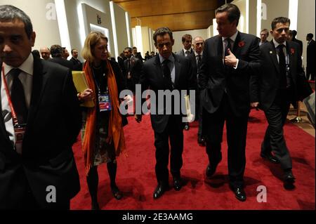 Il presidente francese Nicolas Sarkozy parla con il primo ministro britannico David Cameron durante il vertice del G20 del 2010, tenutosi a Seul, Corea del Sud, il 12 novembre 2010. I leader mondiali si sono riuniti a Seul per la quinta riunione del gruppo delle nazioni del G20 per discutere del sistema finanziario globale e dell'economia mondiale. La Corea del Sud è il primo paese non appartenente al G-8 ad ospitare il vertice del G-20. Foto di Elodie Gregoire/ABACAPRESS.COM Foto Stock