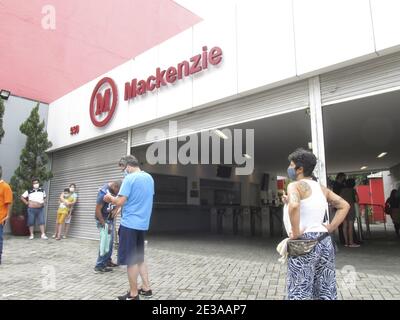 San Paolo, San Paolo, Brasile. 17 gennaio 2021. (INT) gli studenti brasiliani prendono gli esami ENEM. 17 gennaio 2021, Sao Paulo, Brasile: Gli studenti brasiliani stanno avendo un esame ENEM all'università presbiteriana Mackenzie di San Paolo e in tutto il paese. ENEM è una forma abbreviata di Exame Nacional do Ensino Medio, che è un esame nazionale brasiliano standardizzato e non obbligatorio, che valuta gli studenti delle scuole superiori in Brasile. Infatti, è il più importante esame del suo genere in Brasile.Credit: LECO Viana/Thenews2 Credit: LECO Viana/TheNEWS2/ZUMA Wire/Alamy Live News Foto Stock