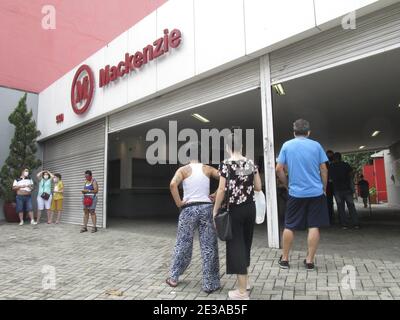 San Paolo, San Paolo, Brasile. 17 gennaio 2021. (INT) gli studenti brasiliani prendono gli esami ENEM. 17 gennaio 2021, Sao Paulo, Brasile: Gli studenti brasiliani stanno avendo un esame ENEM all'università presbiteriana Mackenzie di San Paolo e in tutto il paese. ENEM è una forma abbreviata di Exame Nacional do Ensino Medio, che è un esame nazionale brasiliano standardizzato e non obbligatorio, che valuta gli studenti delle scuole superiori in Brasile. Infatti, è il più importante esame del suo genere in Brasile.Credit: LECO Viana/Thenews2 Credit: LECO Viana/TheNEWS2/ZUMA Wire/Alamy Live News Foto Stock