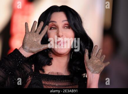 Cher è onorato con una cerimonia della mano e dell'impronta al Teatro Cinese di Grauman. Los Angeles, CA, USA il 18 novembre 2010. Foto di Lionel Hahn/ABACAPRESS.COM Foto Stock