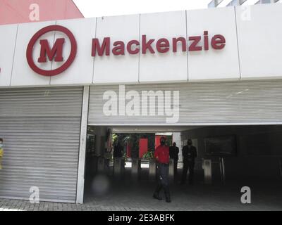 San Paolo, San Paolo, Brasile. 17 gennaio 2021. (INT) gli studenti brasiliani prendono gli esami ENEM. 17 gennaio 2021, Sao Paulo, Brasile: Gli studenti brasiliani stanno avendo un esame ENEM all'università presbiteriana Mackenzie di San Paolo e in tutto il paese. ENEM è una forma abbreviata di Exame Nacional do Ensino Medio, che è un esame nazionale brasiliano standardizzato e non obbligatorio, che valuta gli studenti delle scuole superiori in Brasile. Infatti, è il più importante esame del suo genere in Brasile.Credit: LECO Viana/Thenews2 Credit: LECO Viana/TheNEWS2/ZUMA Wire/Alamy Live News Foto Stock