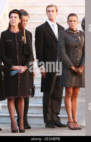 La principessa Caroline di Hannover, Charlotte Casiraghi, Pierre Casiraghi e la principessa Stephanie di Monaco partecipano ad una sfilata militare nel palazzo come parte delle celebrazioni della Giornata Nazionale a Monaco, nell'ambito delle cerimonie del giorno Nazionale a Monaco il 19 novembre 2010. Foto di Almondo/piscina/ABACAPRESS.COM Foto Stock