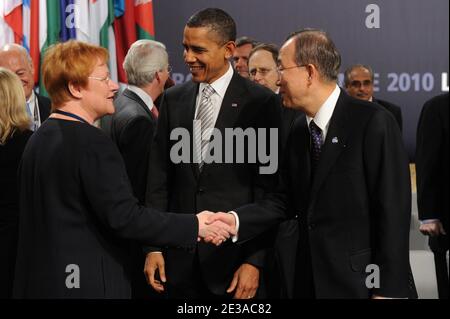 L-R: Il presidente della Finlandia Tarja Halonen, il presidente degli Stati Uniti Barack Obama e il segretario generale dell'ONU Ban Ki-moon sono visti durante la riunione sull'Afghanistan a livello di capi di Stato e di governo del vertice NATO a Lisbona, Portogallo, il 20 novembre 2010. Mano fuori Foto di Nids/NATO Media Library/ABACAPRESS.COM Foto Stock