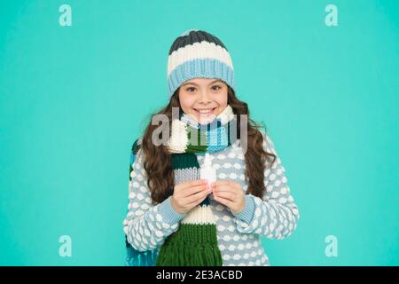 libera il naso chiuso. felice ragazza teen in maglieria tenere spray nasale. capretto stile di moda invernale. cura del bambino di salute. coronavirus pandemia quarantena. infanzia sana. trattare il naso che cola con gocce. Foto Stock