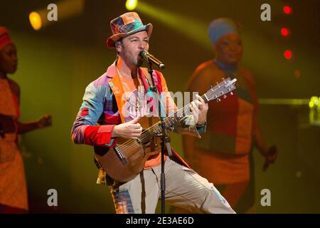 Il cantante francese Christophe Mae, suona al Palais Nikaia di Nizza, nella Francia meridionale, il 13 novembre 2010. Foto di Syspeo.R/ABACAPRESS.COM Foto Stock