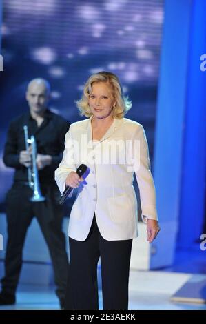 Sylvie Vartan lors de l'enregistrement de l'emission Vivement Dimanche a Paris, France, le 14 dicembre 2010. Photo Max Colin/ABACAPRESS.COM Foto Stock