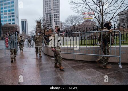 Columbus, Ohio, Stati Uniti. 17 gennaio 2021. I guardiani dell'Ohio si preparano per un "rifiuto di essere tacitato marzo" previsto sul Campidoglio dello Stato dell'Ohio, domenica 17 gennaio 2021 a Columbus, Ohio. La marcia ha visto solo una mano piena di sostenitori per il presidente uscente Donald J Trump, Boogaloo Bois, i dimostranti Black Lives Matter e altri sostenitori dei diritti delle armi. I partecipanti sono stati notevolmente superati da un grande contingente di guardie nazionali dell'Ohio e di Troopers dello stato dell'Ohio. Il 6 gennaio scorso, quando si è manifestata la ribellione presso il Campidoglio di Washington DC, i volantini e i manifesti elettronici hanno iniziato a circolare Foto Stock