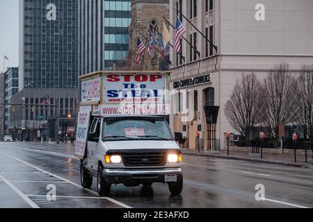 Columbus, Ohio, Stati Uniti. 17 gennaio 2021. Un sostenitore di Trump mostra la segnaletica Stop the Steal durante un "rifiuto di essere tacitato marzo" previsto sul Campidoglio dello Stato dell'Ohio, domenica 17 gennaio 2021 a Columbus, Ohio. La marcia ha visto solo una mano piena di sostenitori per il presidente uscente Donald J Trump, Boogaloo Bois, i dimostranti Black Lives Matter e altri sostenitori dei diritti delle armi. I partecipanti sono stati notevolmente superati da un grande contingente di guardie nazionali dell'Ohio e di Troopers dello stato dell'Ohio. Venendo sui talloni di una insurrezione al Campidoglio a Washington DC il 6 gennaio, volantini elettronici e poster Foto Stock