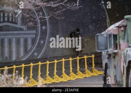 Columbus, Ohio, Stati Uniti. 17 gennaio 2021. I guardiani dell'Ohio si preparano per un "rifiuto di essere tacitato marzo" previsto sul Campidoglio dello Stato dell'Ohio, domenica 17 gennaio 2021 a Columbus, Ohio. La marcia ha visto solo una mano piena di sostenitori per il presidente uscente Donald J Trump, Boogaloo Bois, i dimostranti Black Lives Matter e altri sostenitori dei diritti delle armi. I partecipanti sono stati notevolmente superati da un grande contingente di guardie nazionali dell'Ohio e di Troopers dello stato dell'Ohio. Il 6 gennaio scorso, quando si è manifestata la ribellione presso il Campidoglio di Washington DC, i volantini e i manifesti elettronici hanno iniziato a circolare Foto Stock