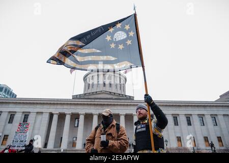 Columbus, Ohio, Stati Uniti. 17 gennaio 2021. Guardia stand Boogaloo Bois durante un 'rifiuto di essere tacitato marzo'' previsto sul Campidoglio dello Stato dell'Ohio, Domenica 17 gennaio 2021 a Columbus, Ohio. La marcia ha visto solo una mano piena di sostenitori per il presidente uscente Donald J Trump, Boogaloo Bois, i dimostranti Black Lives Matter e altri sostenitori dei diritti delle armi. I partecipanti sono stati notevolmente superati da un grande contingente di guardie nazionali dell'Ohio e di Troopers dello stato dell'Ohio. Il 6 gennaio scorso, i volantini e i poster elettronici hanno iniziato a circolare soc, venendo alle prese con un'insurrezione presso il Campidoglio di Washington DC Foto Stock