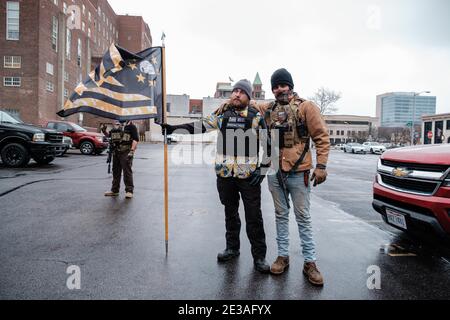 Columbus, Ohio, Stati Uniti. 17 gennaio 2021. Boogaloo Bois posa per ritratti durante un 'rifiuto di essere tacitato marzo' sul Campidoglio dello Stato dell'Ohio, domenica 17 gennaio 2021 a Columbus, Ohio. La marcia ha visto solo una mano piena di sostenitori per il presidente uscente Donald J Trump, Boogaloo Bois, i dimostranti Black Lives Matter e altri sostenitori dei diritti delle armi. I partecipanti sono stati notevolmente superati da un grande contingente di guardie nazionali dell'Ohio e di Troopers dello stato dell'Ohio. Venendo sui talloni di una insurrezione al Campidoglio a Washington DC il 6 gennaio, i volantini elettronici e i manifesti hanno cominciato a circul Foto Stock