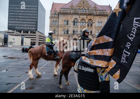 Columbus, Ohio, Stati Uniti. 17 gennaio 2021. Boogaloo Bois interagire con i dipendenti del Dipartimento di Franklin County Sheriff durante un 'rifiuto di essere tacitato marzo' previsto sul Campidoglio dello Stato dell'Ohio, domenica 17 gennaio 2021 a Columbus, Ohio. La marcia ha visto solo una mano piena di sostenitori per il presidente uscente Donald J Trump, Boogaloo Bois, i dimostranti Black Lives Matter e altri sostenitori dei diritti delle armi. I partecipanti sono stati notevolmente superati da un grande contingente di guardie nazionali dell'Ohio e di Troopers dello stato dell'Ohio. Venendo sui talloni di una insurrezione al Campidoglio a Washington DC il 6 gennaio, elec Foto Stock