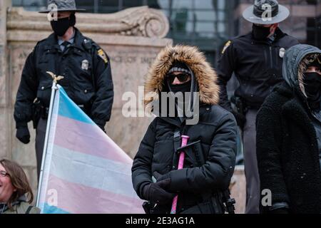 Columbus, Ohio, Stati Uniti. 17 gennaio 2021. I manifestanti ''Black Bloc'' osservano un 'rifiuto di essere tacitato marzo' sul Campidoglio dello Stato dell'Ohio, domenica 17 gennaio 2021 a Columbus, Ohio. La marcia ha visto solo una mano piena di sostenitori per il presidente uscente Donald J Trump, Boogaloo Bois, i dimostranti Black Lives Matter e altri sostenitori dei diritti delle armi. I partecipanti sono stati notevolmente superati da un grande contingente di guardie nazionali dell'Ohio e di Troopers dello stato dell'Ohio. Venendo sui talloni di una insurrezione al Campidoglio a Washington DC il 6 gennaio, i volantini elettronici ed i manifesti hanno cominciato a circolare il med sociale Foto Stock