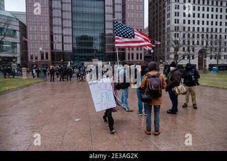 Columbus, Ohio, Stati Uniti. 17 gennaio 2021. Un sostenitore di Trump si avvicina alle forze dell'ordine durante un "rifiuto di essere tacitato marzo" previsto sul Campidoglio dello Stato dell'Ohio, domenica 17 gennaio 2021 a Columbus, Ohio. La marcia ha visto solo una mano piena di sostenitori per il presidente uscente Donald J Trump, Boogaloo Bois, i dimostranti Black Lives Matter e altri sostenitori dei diritti delle armi. I partecipanti sono stati notevolmente superati da un grande contingente di guardie nazionali dell'Ohio e di Troopers dello stato dell'Ohio. Venendo sui talloni di una insurrezione al Campidoglio a Washington DC il 6 gennaio, volantini elettronici e manifesti beg Foto Stock