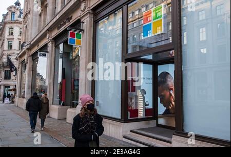 Londra, Regno Unito. 17 gennaio 2021. People Walk passa l'ufficio Microsoft a Londra, Regno Unito, il 17 gennaio 2021. Ultimo Covid-19 blocco slams UK proprietari di affari. Credit: May James/ZUMA Wire/Alamy Live News Foto Stock