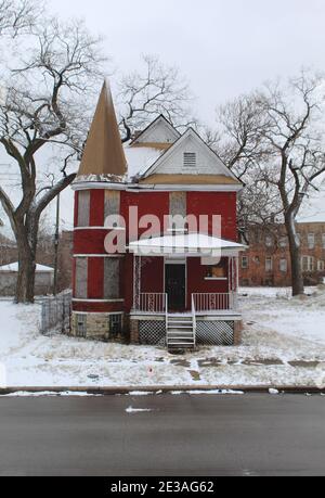 Abbandonato e imbarcato-up casa vittoriana in mattoni a Englewood su Chicago's. Lato sud in inverno Foto Stock