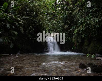 Vista panoramica della cascata Cascada Ondinas nella nuvola tropicale foresta Mindo valle giungla Nambillo Ecuador ande Sud America Foto Stock