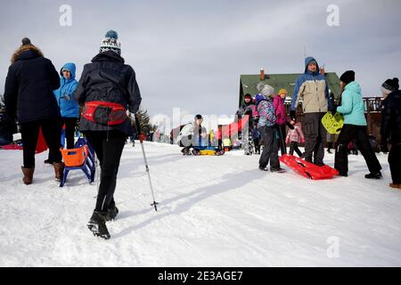 Skrzyczne, Polonia - Gennaio 17,2021 : persone che si rilassano nei Beskids della Slesia, a Skrzyczne e nelle piste da slitta e sci circostanti. Foto Stock