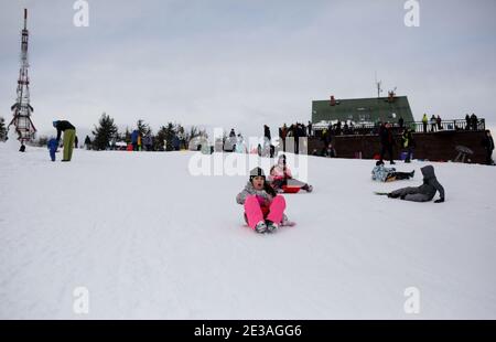 Skrzyczne, Polonia - Gennaio 17,2021 : persone che si rilassano nei Beskids della Slesia, a Skrzyczne e nelle piste da slitta e sci circostanti. Foto Stock