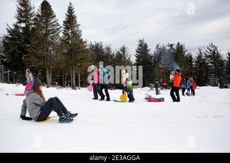 Skrzyczne, Polonia - Gennaio 17,2021 : persone che si rilassano nei Beskids della Slesia, a Skrzyczne e nelle piste da slitta e sci circostanti. Foto Stock