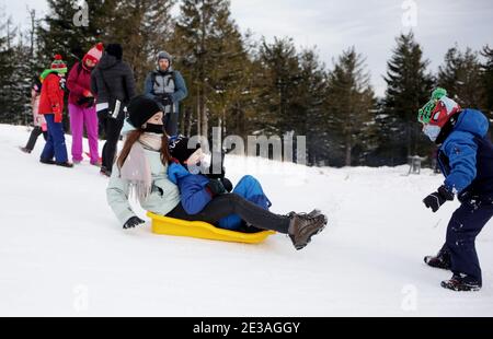 Skrzyczne, Polonia - Gennaio 17,2021 : persone che si rilassano nei Beskids della Slesia, a Skrzyczne e nelle piste da slitta e sci circostanti. Foto Stock