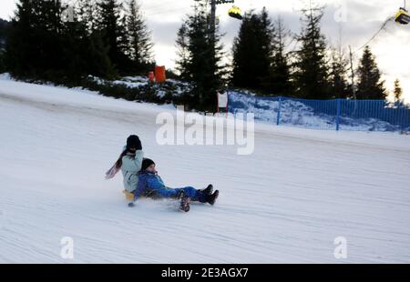 Skrzyczne, Polonia - Gennaio 17,2021 : persone che si rilassano nei Beskids della Slesia, a Skrzyczne e nelle piste da slitta e sci circostanti. Foto Stock