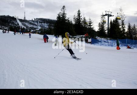 Skrzyczne, Polonia - Gennaio 17,2021 : persone che si rilassano nei Beskids della Slesia, a Skrzyczne e nelle piste da slitta e sci circostanti. Foto Stock