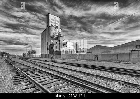 Vecchio silo di grano lungo le piste ferroviarie a Mesa, Arizona Foto Stock