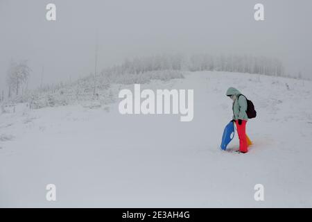 Skrzyczne, Polonia - Gennaio 17,2021 : persone che si rilassano nei Beskids della Slesia, a Skrzyczne e nelle piste da slitta e sci circostanti. Foto Stock