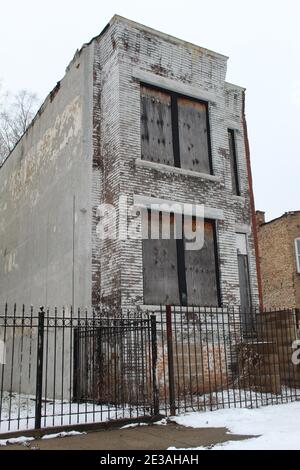 Due appartamenti in mattoni abbandonati nel quartiere Englewood di Chicago Foto Stock