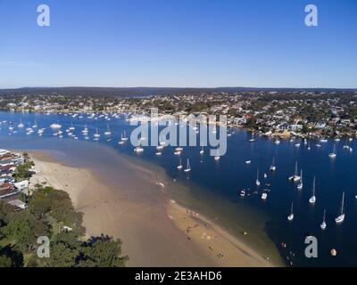 Aereo di yacht e lussuose case di carattere acquatico lungo Port Hacking Cronulla Sutherland Shire New South Wales Australia Foto Stock