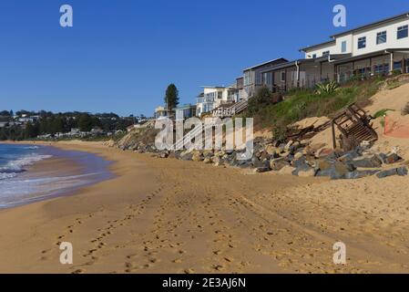 Erosione della spiaggia che causa danni alle case sul lungomare a Wamberal Beach Vicino Terrigal sulla costa centrale del NSW Australia Foto Stock