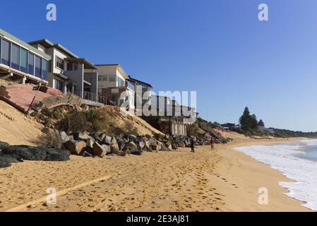 Erosione della spiaggia che causa danni alle case sul lungomare a Wamberal Beach Vicino Terrigal sulla costa centrale del NSW Australia Foto Stock