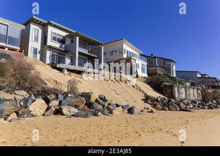 Erosione della spiaggia che causa danni alle case sul lungomare a Wamberal Beach Vicino Terrigal sulla costa centrale del NSW Australia Foto Stock