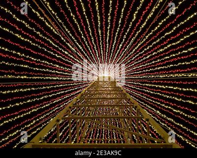 Vista astratta delle luci di Natale. Illuminazione di strada di notte. Scale al cielo Foto Stock