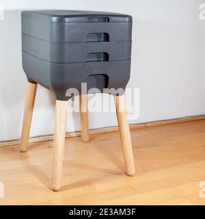 Un compostore di verme interno elegante e moderno è la soluzione perfetta per la vita di appartamento e ridurre in concime organico i vostri rifiuti domestici della cucina! Questo livello 3 w Foto Stock