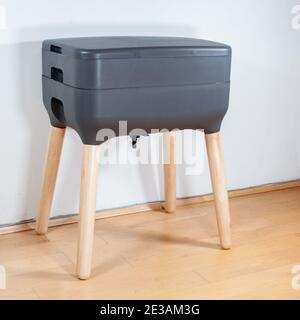 Un compostore di verme interno elegante e moderno è la soluzione perfetta per la vita di appartamento e ridurre in concime organico i vostri rifiuti domestici della cucina! Questo livello 2 w Foto Stock