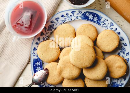 Biscotti fatti in casa con marmellata o confettura di prugne di frutta in un piatto - primo piano vista dall'alto cibi dolci al forno tradizionali ricetta - concetto di alimentazione sana Foto Stock