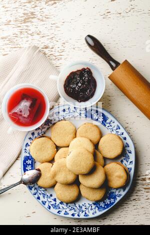 Biscotti fatti in casa con marmellata o confettura di prugne di frutta in un piatto - primo piano vista dall'alto cibi dolci al forno tradizionali ricetta - concetto di alimentazione sana Foto Stock