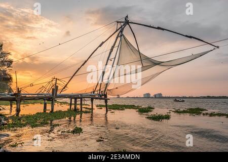 Rete cinese di pesca all'alba a Cochin, Kerala, India Foto Stock