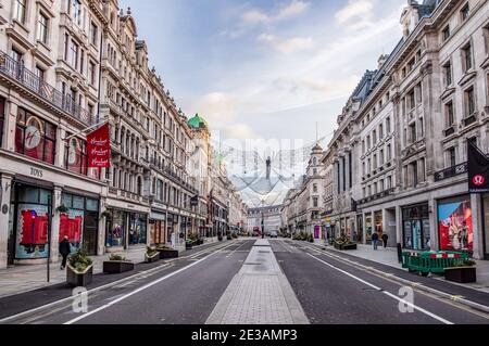 Londra, Regno Unito. 17 gennaio 2021. Una vista generale di Regent Street a Londra quasi vuota. Ultimo Covid-19 blocco slams UK proprietari di affari. Credit: SOPA Images Limited/Alamy Live News Foto Stock