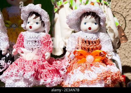 Gruppo di bambole in porcellana bianca con abiti tricot Foto Stock