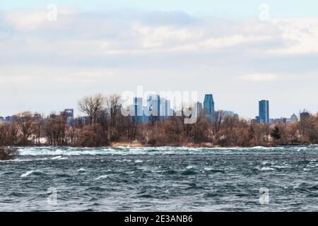 Vista del centro di Montreal da South-Shore e Saint-Laurent River in Inverno Foto Stock