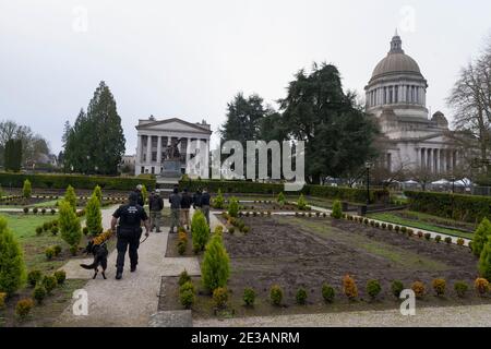 Olympia, Washington, Stati Uniti. 17 gennaio 2021. Membri della polizia di Stato di Washington presso il Washington state Capitol Building. La pattuglia dello stato di Washington e i membri della Guardia Nazionale stanno proteggendo il Campidoglio dello stato attraverso l'insediamento del presidente eletto Joe Biden mercoledì, tra gli avvertimenti dell'FBI sulla potenziale violenza in tutte le capitali dello stato. Credit: Paul Christian Gordon/Alamy Live News Foto Stock