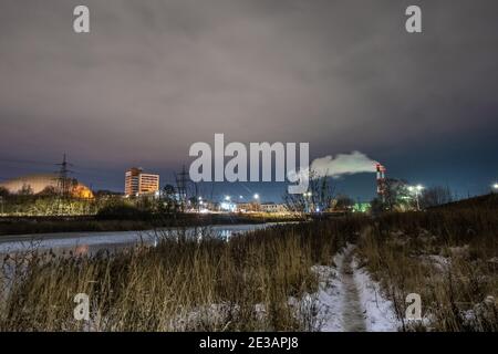 Vista della città serale di Ivanovo e il fiume Uvod in inverno, Russia. Foto Stock