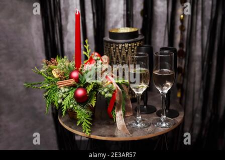 Immagine della cena di Natale. Tavolo con due bicchieri da vino. Candele di sera Foto Stock