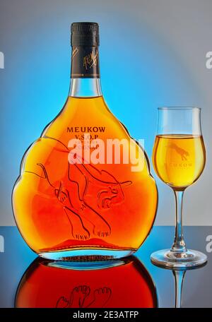 Meukow V.S.O.P cognac superiore in bottiglia e vetro. Foto Stock
