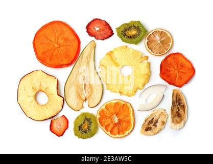 Raccolta di frutta secca isolata su sfondo bianco. Foto Stock